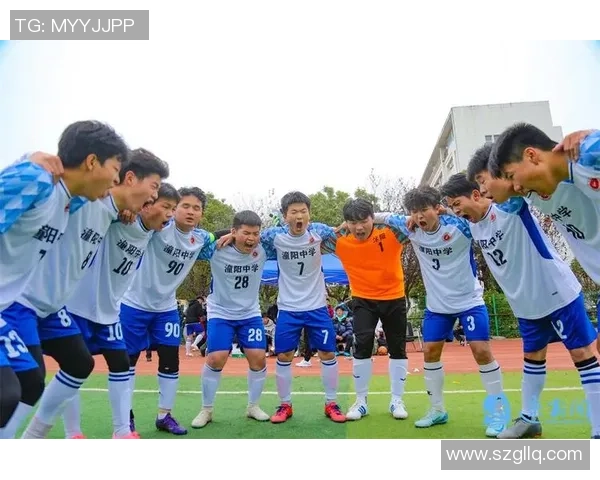 青春足球明星帅照展现运动魅力与青春活力的完美结合 青春足球明星帅照展现运动魅力与青春活力的完美结合